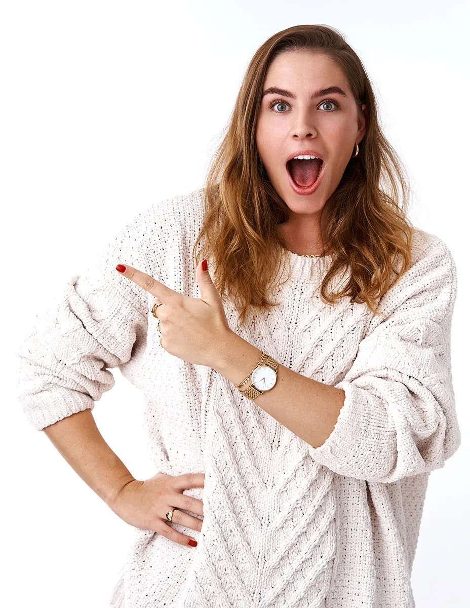 Mujer con cara de sorpresa señalando